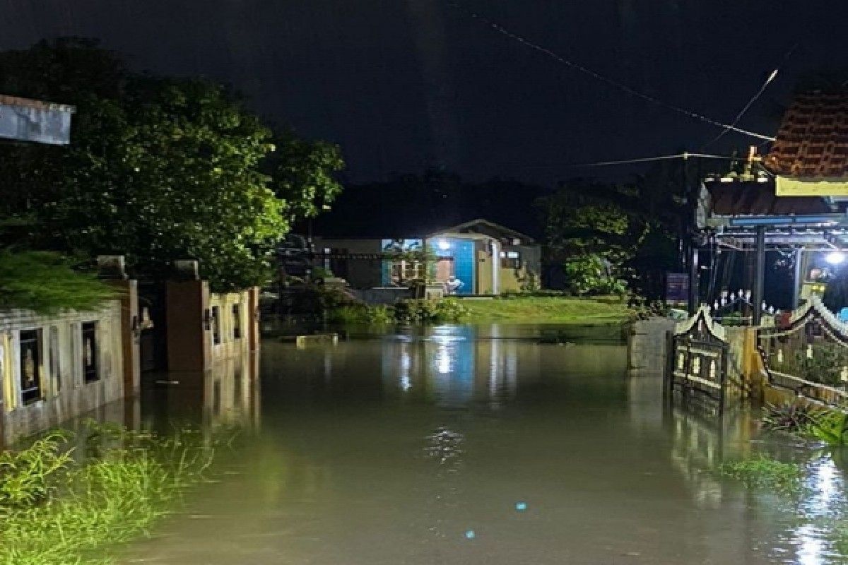 North Sumatra Disaster Management Centre Records 233 Families Affected by Floods in Binjai City