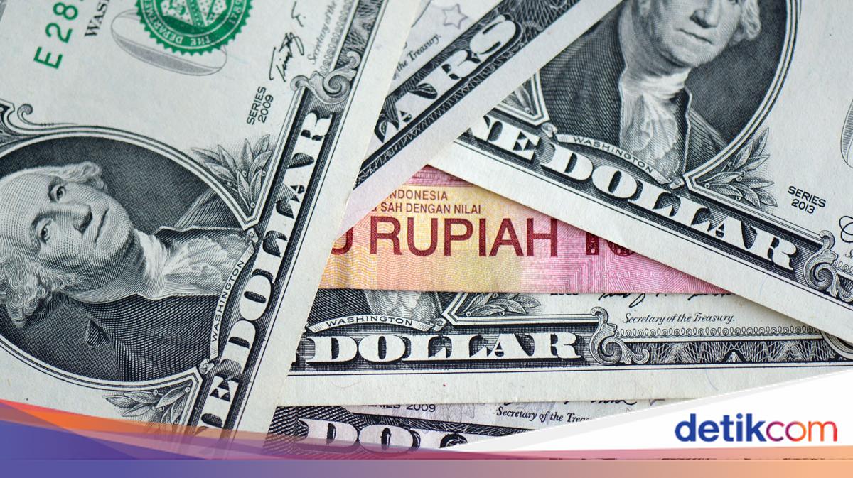 Economist Warns Government as Rupiah Plummets