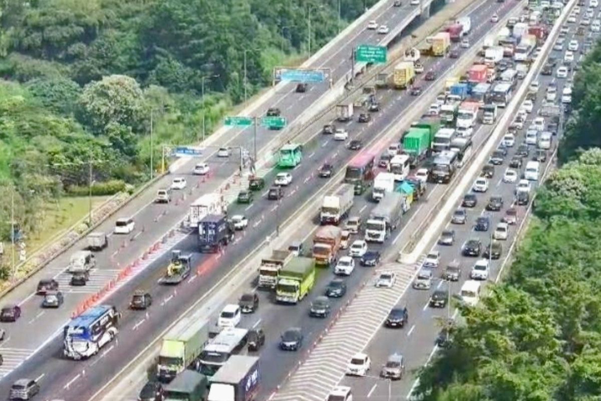Traffic Volume on the Jakarta-Cikampek Toll Road Increases During Long Holiday