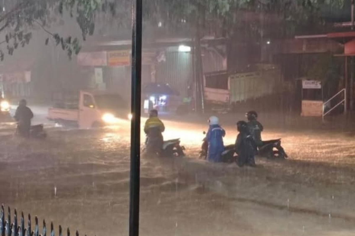 Flooding Hits Semarang as Rivers Overflow and Embankments Breach