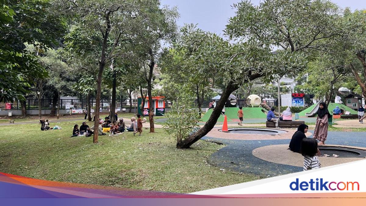Jakarta Residents Enjoy Long Weekend in Various Ways