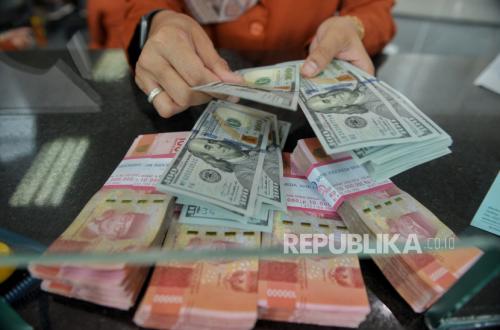 Rupiah Falls to IDR 17,600 per US Dollar, Economist Highlights This Issue