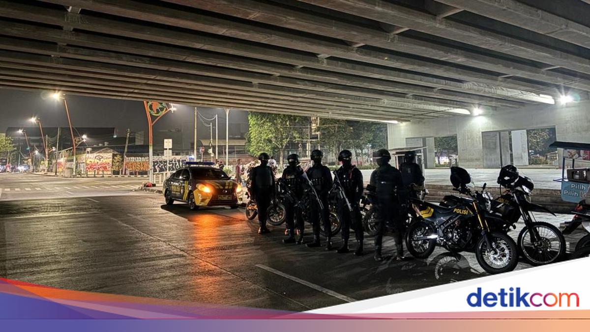 Riot Police Disperse Gang Violence in East Jakarta and Bekasi, Confiscate Weapons