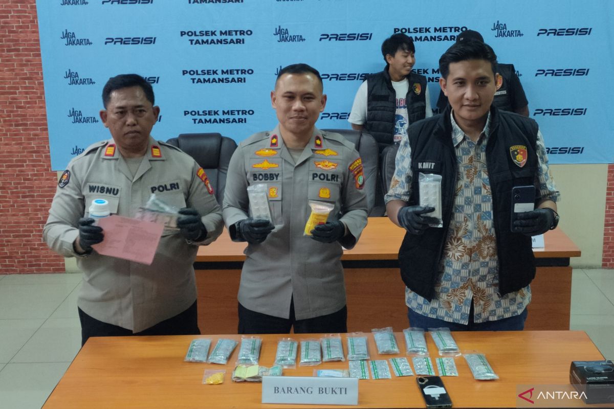 Police arrest two individuals for distributing thousands of illicit drugs in Tamansari