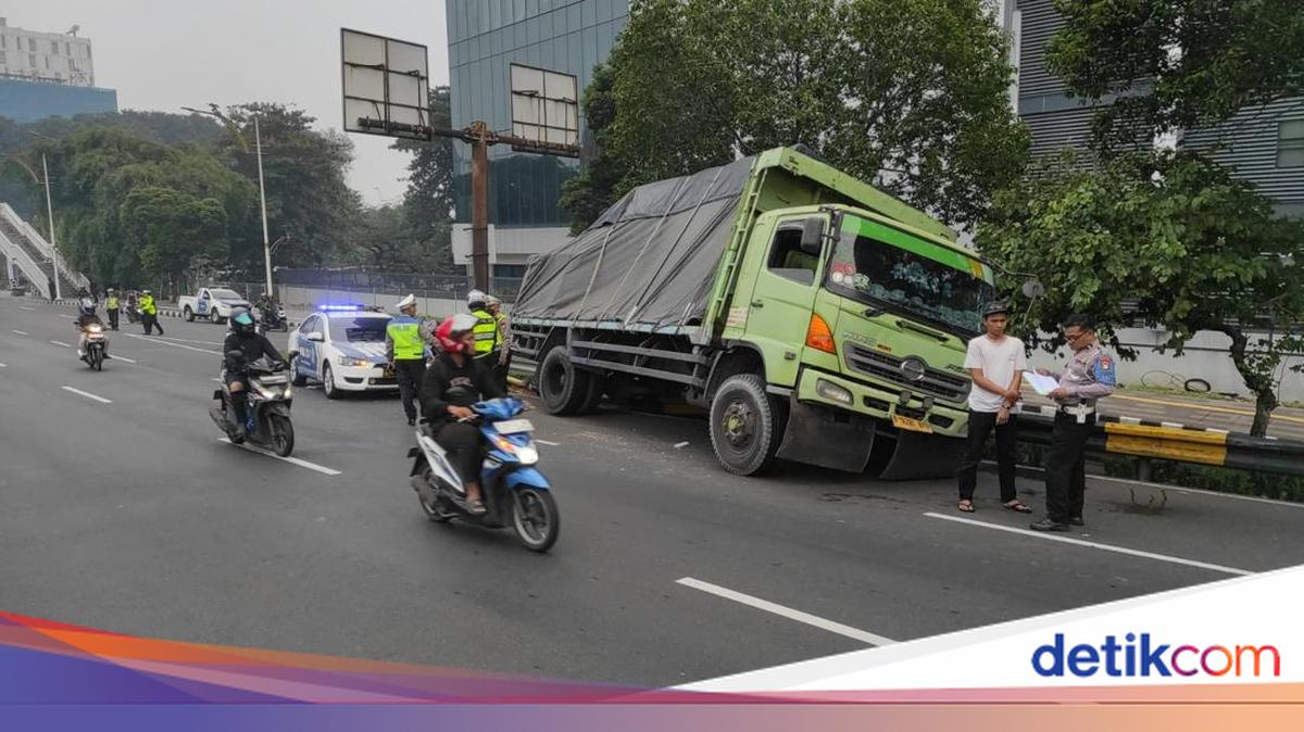 Driver Falls Asleep, Truck Carrying Bricks Involved in Single-Vehicle Accident on MT Haryono