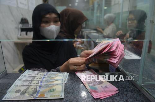 Rupiah Weakens, Experts Warn of Rising Prices for Imported Goods and Non-Subsidised Fuel