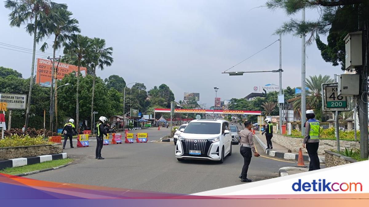 One-Way System Implemented on the Road to Jakarta During the Long Weekend Holiday in Puncak Bogor