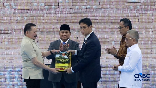 Prabowo: As Long as Purbaya Still Smiles, the Economy is Fine