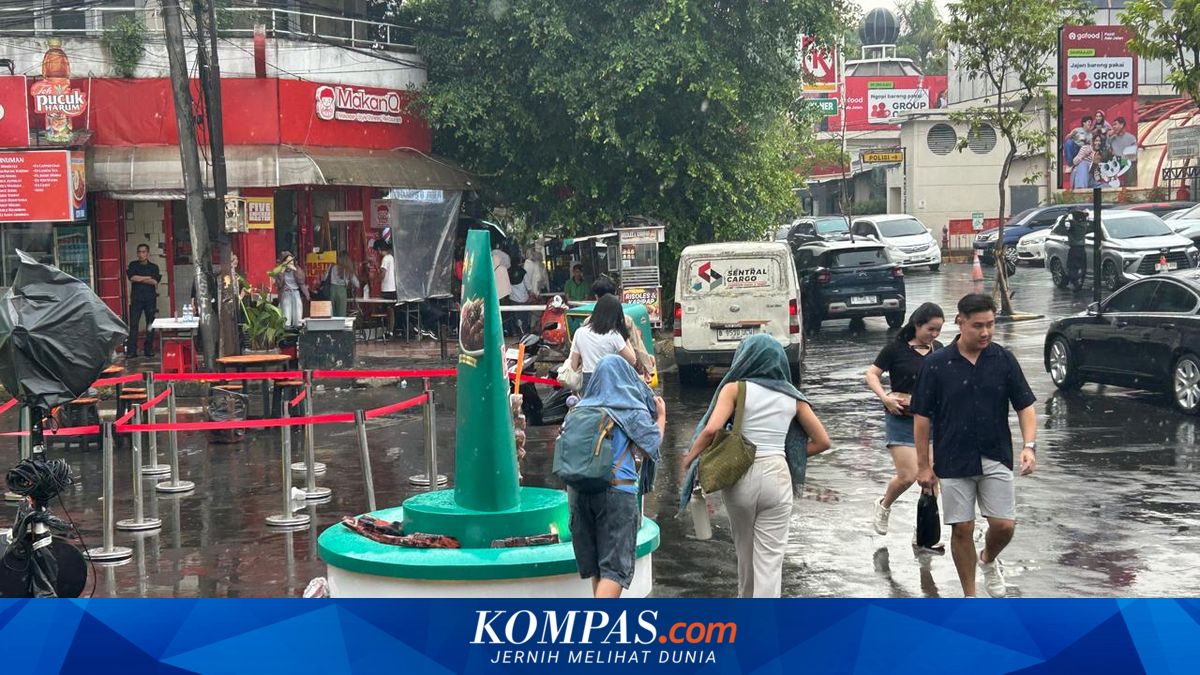 Generation of the 90s Flock to Blok M, Reliving Nostalgia and Sampling Viral Cuisine