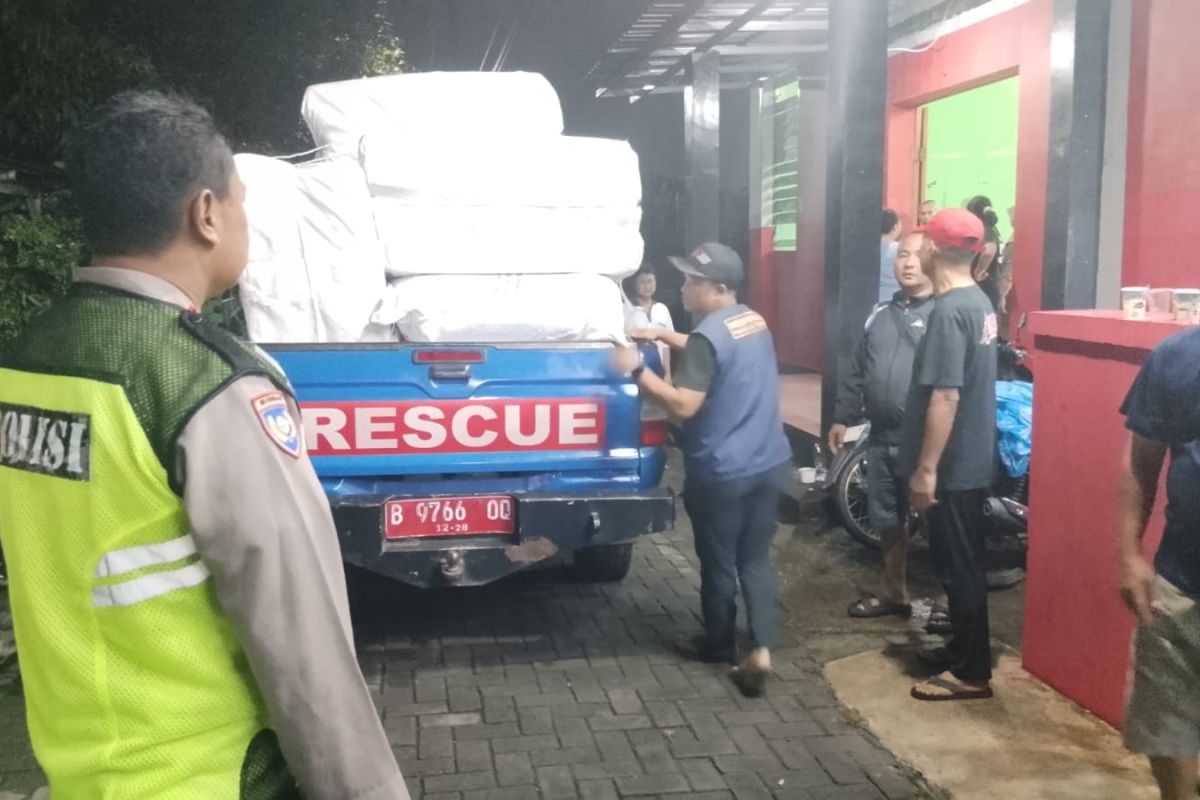 Semarang City Government Distributes Aid to Flood Victims