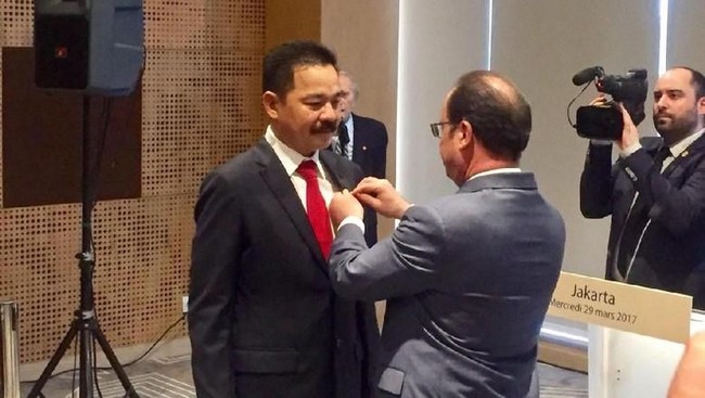 From Airport Ticket Scalper to Owner of Lion Air