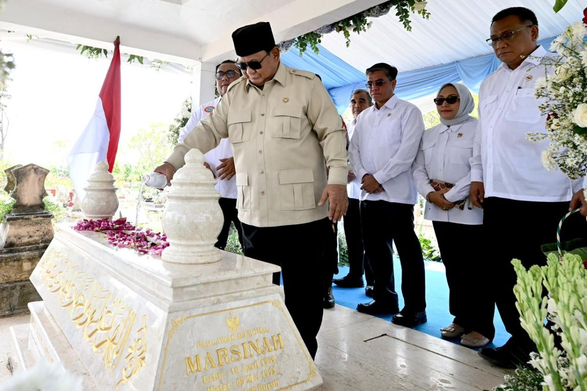 After Inaugurating Museum, Prabowo Pays Respects at Marsinah's Grave
