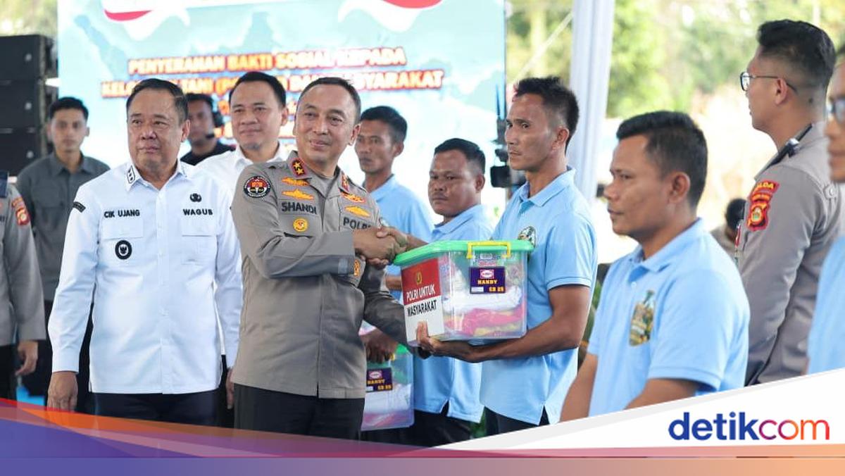 South Sumatra Police Empowers Farmer Groups, Provides Corn Seeds and Agricultural Equipment