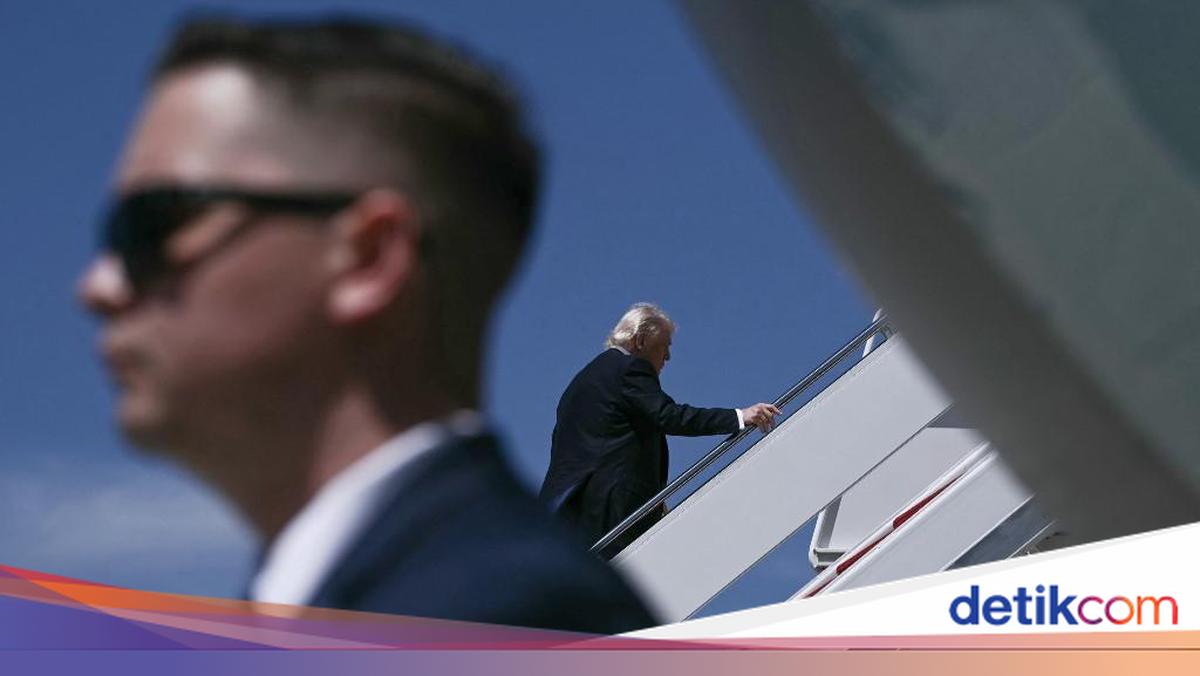 Trump's entourage discards gifts from China before boarding Air Force One
