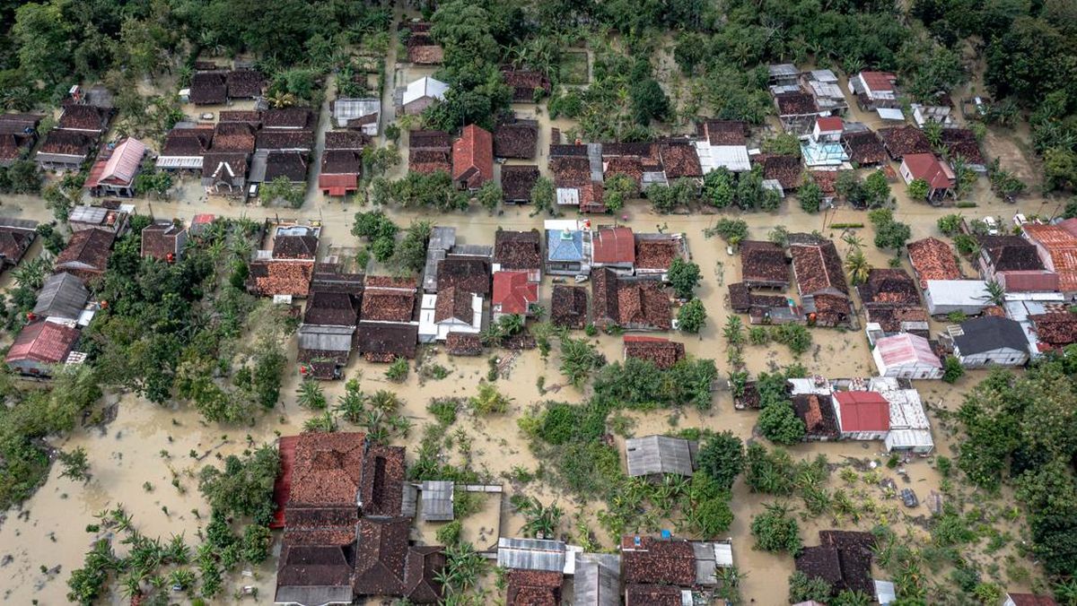 Floods Hit Semarang, Thousands of Residents Affected