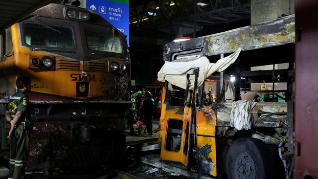 Train Collides with Bus in Bangkok, Eight People Dead