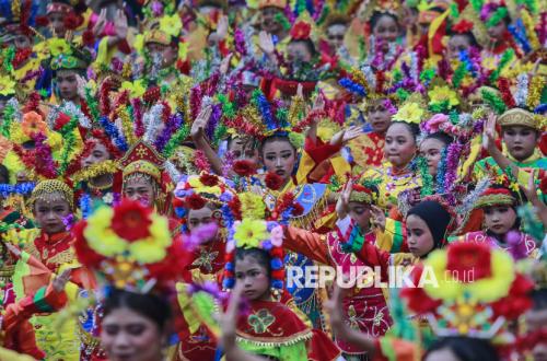 Thousands of Dancers Perform Ondel-ondel Dance at TMII