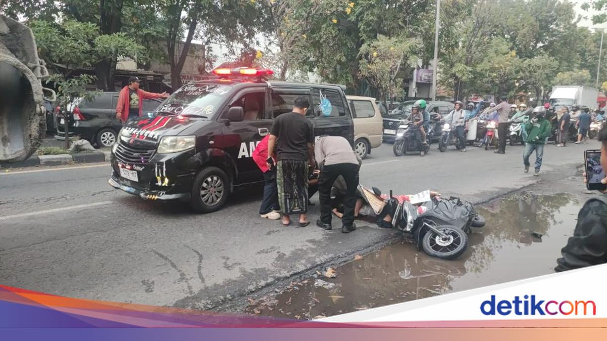 Two Young Girls Die After Being Hit by a Concrete Mixer Truck in Sidoarjo