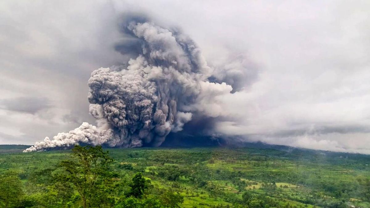 Mount Semeru Erupts and Spews Hot Clouds on Saturday Night