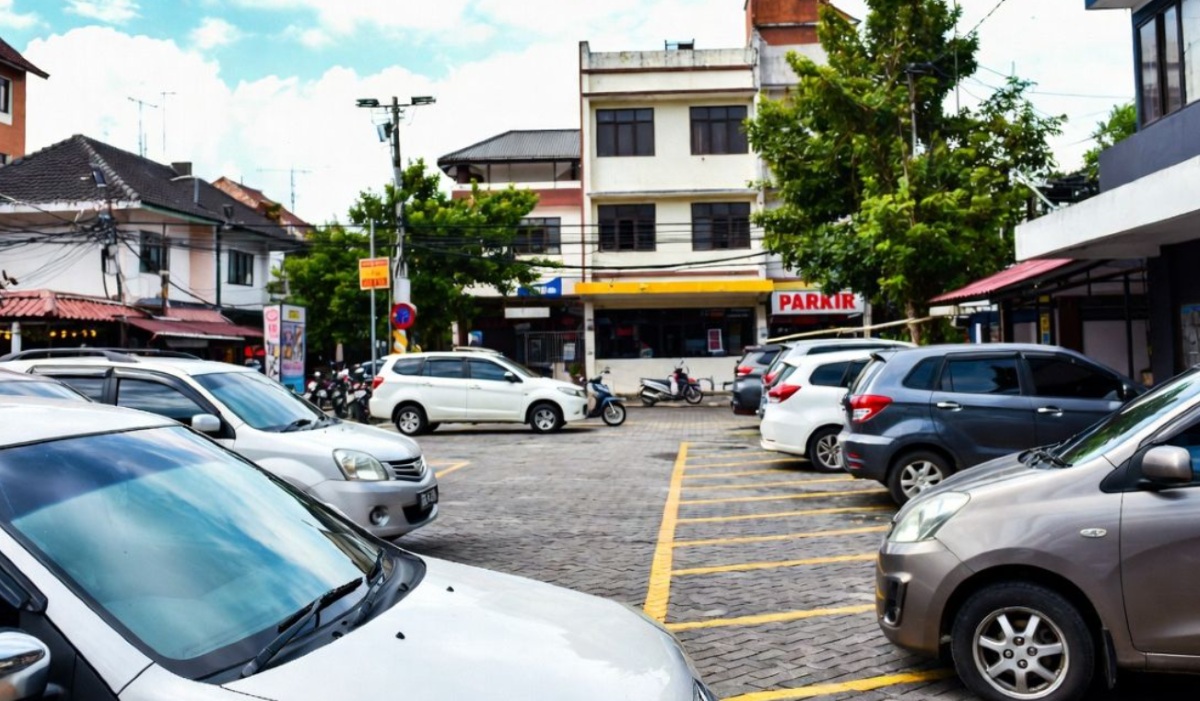 Illegal Parking Attendants Still Operating in Tiban Center, Batam, Causing Concern Among Traders