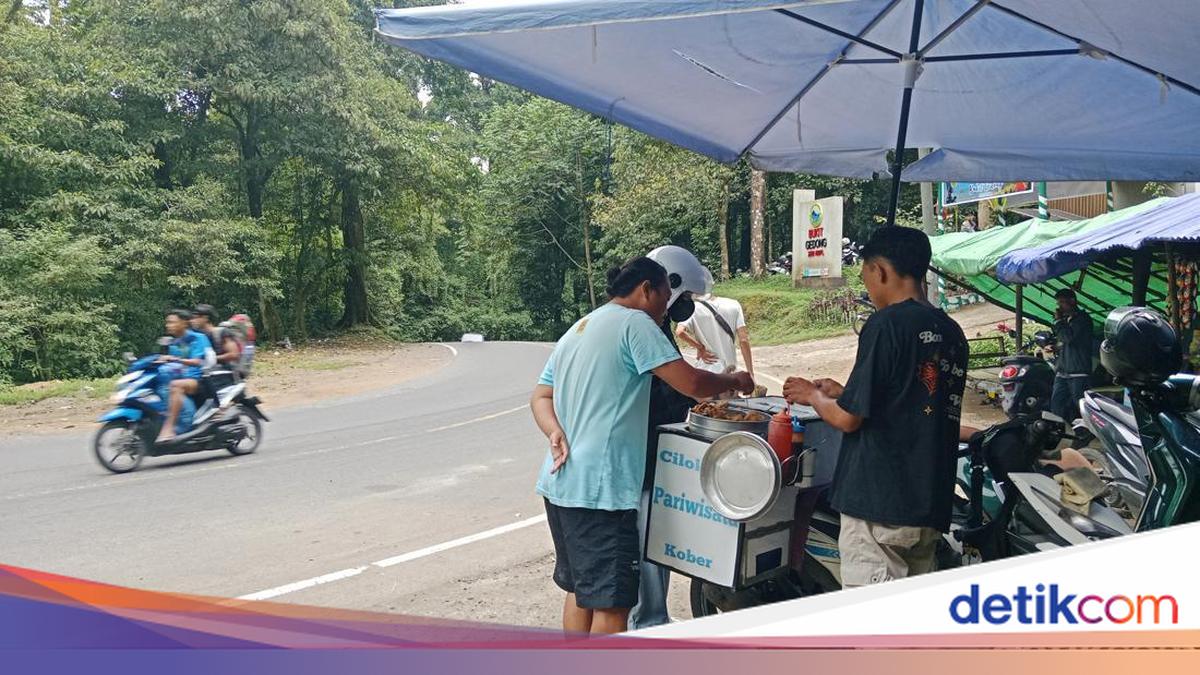 Viral: 'Barbar' Cilok Seller in Sembalun Attracts Tourists with Unique Promotion
