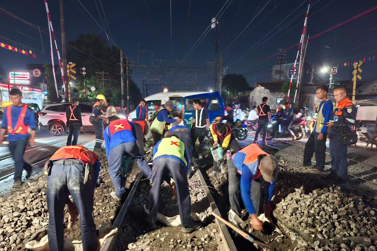 KAI Daop 1 Repairs Rail Track at JPL 14 Bukit Duri, Road Users Advised to Avoid the Area