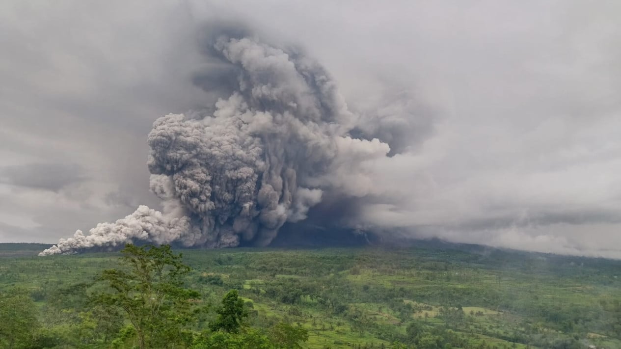 Mount Semeru Erupts with Pyroclastic Flows on Saturday Night, Alert Status in Effect