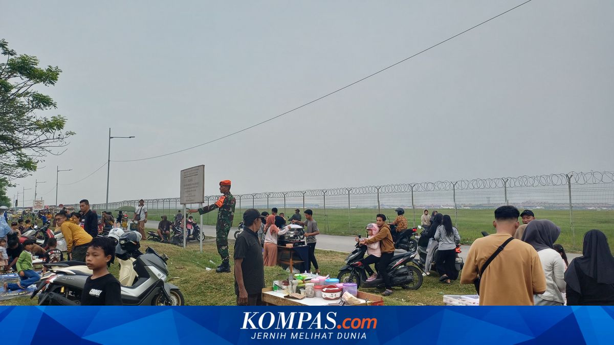 Roadside Gathering Spot Offers Views of Aircraft
