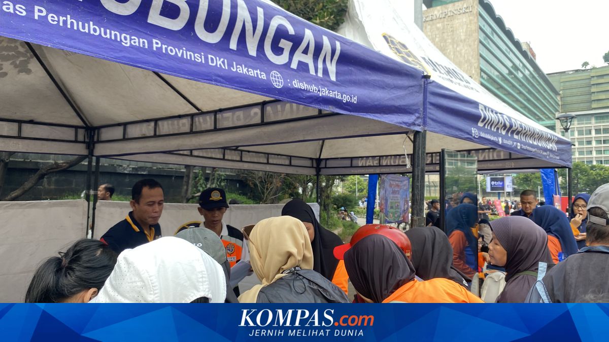 Elderly Citizens Queue to Register for Free Transportation Cards at Jakarta's Car-Free Day Event