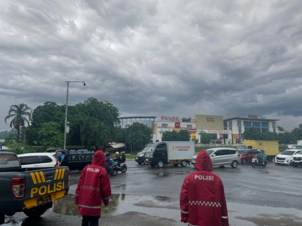 Heavy Rain in Batam Prompts Police Patrols for Flood and Fallen Tree Risks