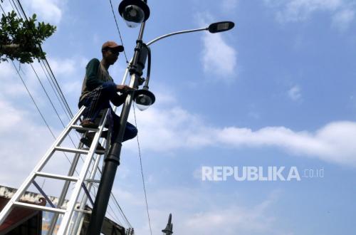 Dozens of Street Lights in Pemuda Rawamangun Relit After Electricity Panel Theft