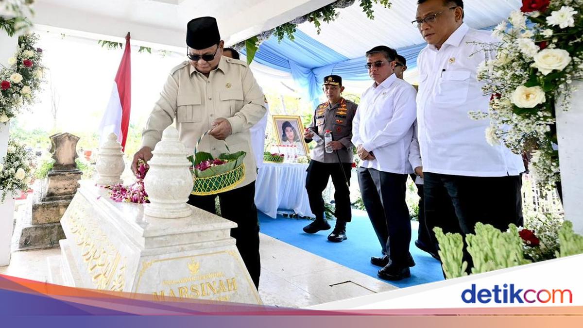 Prabowo Visits Marsinah's Grave, Lays Flowers and Prays
