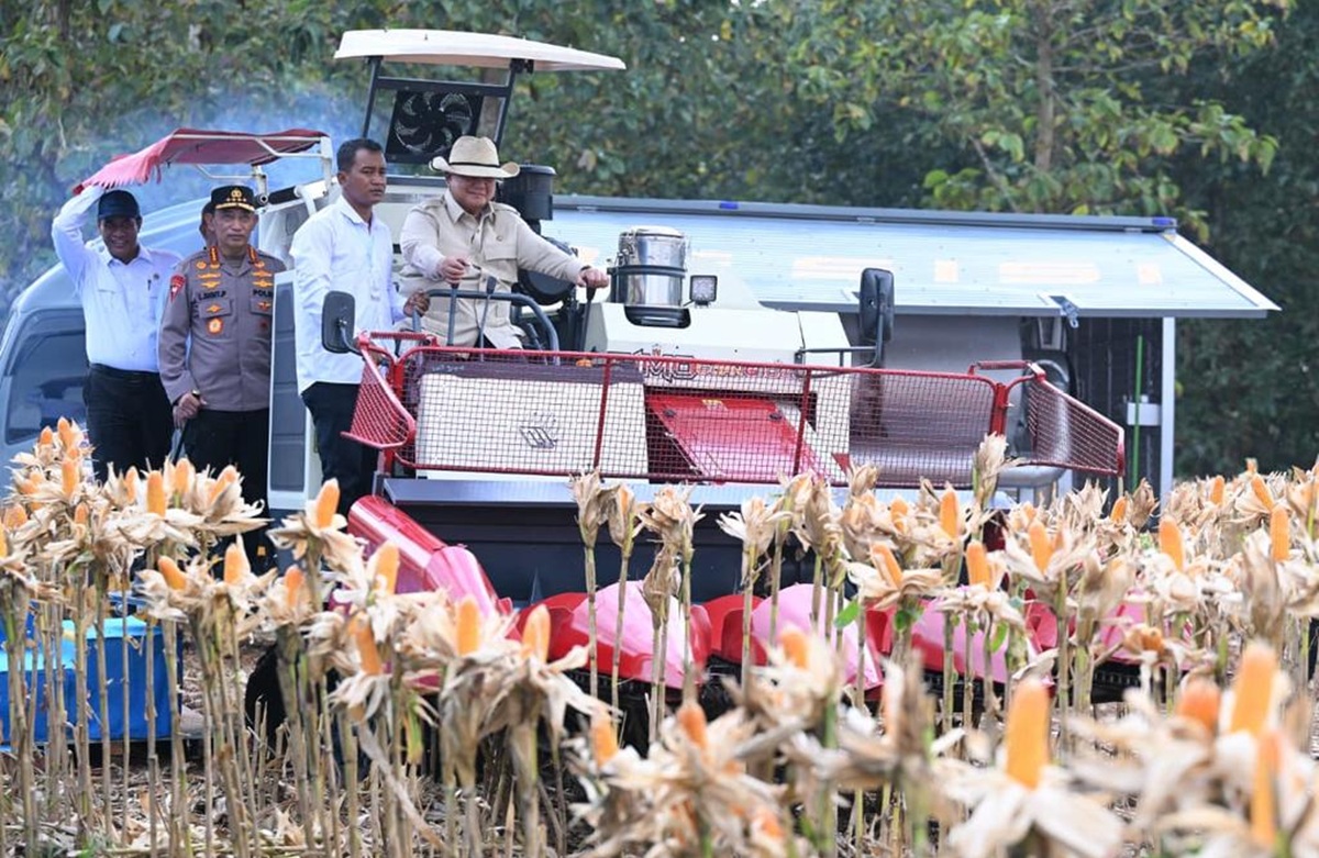 Prabowo Praises Police Innovation in Transforming Corn Cobs into Energy Briquettes