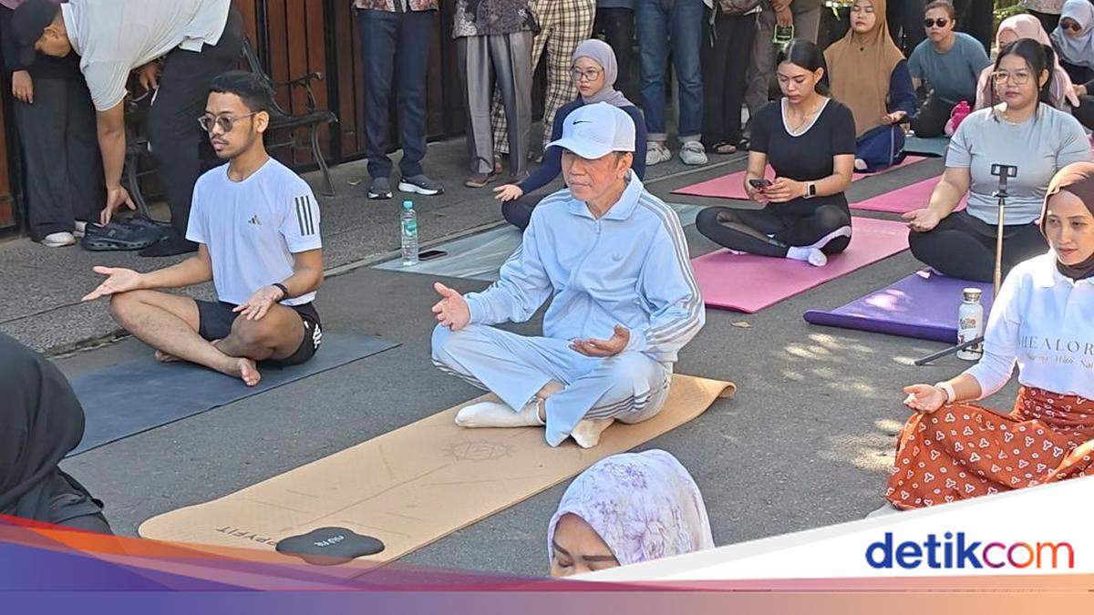 Jokowi Joins Yoga Session in Front of His Residence