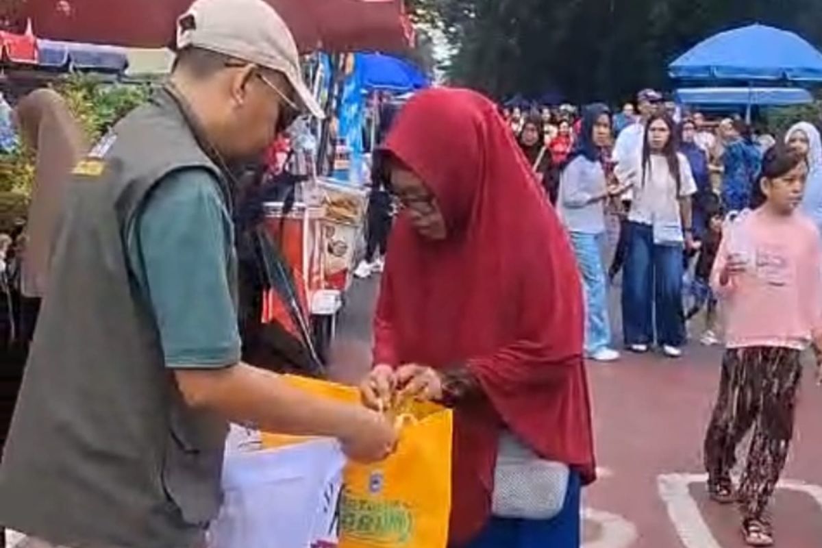 Mataram Environmental Agency Confiscates Plastic Bags from Shoppers at Car Free Day Event, Replaces with Eco-Bags