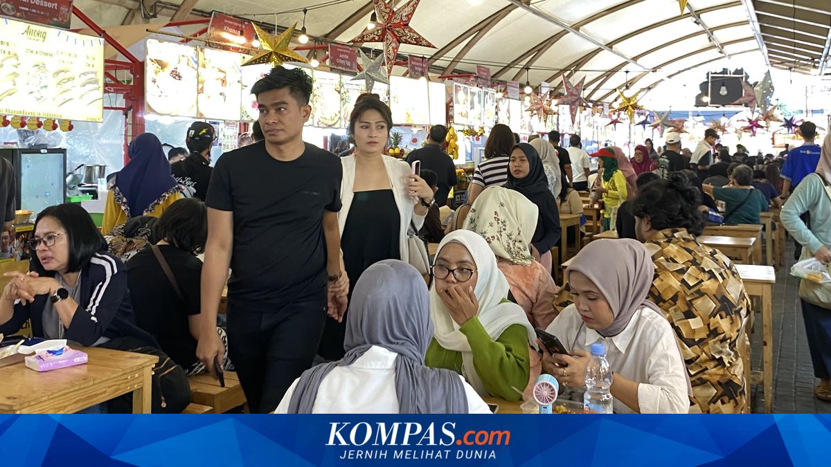 Long Weekend: Blok M Swamped with Visitors Hunting for Viral Food and Cassette Tapes