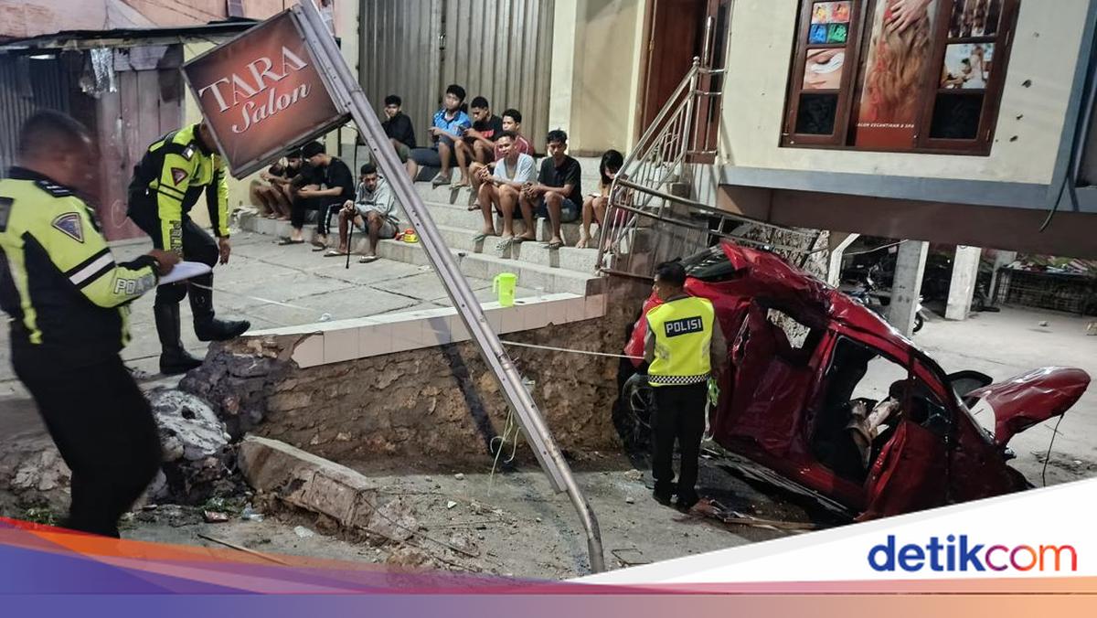 Car Hits Roadside Barrier and Overturns in Kupang, Woman from Bandung Dies