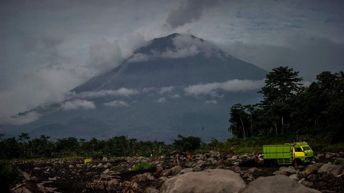 Mount Semeru Erupts Three Times on Sunday Morning