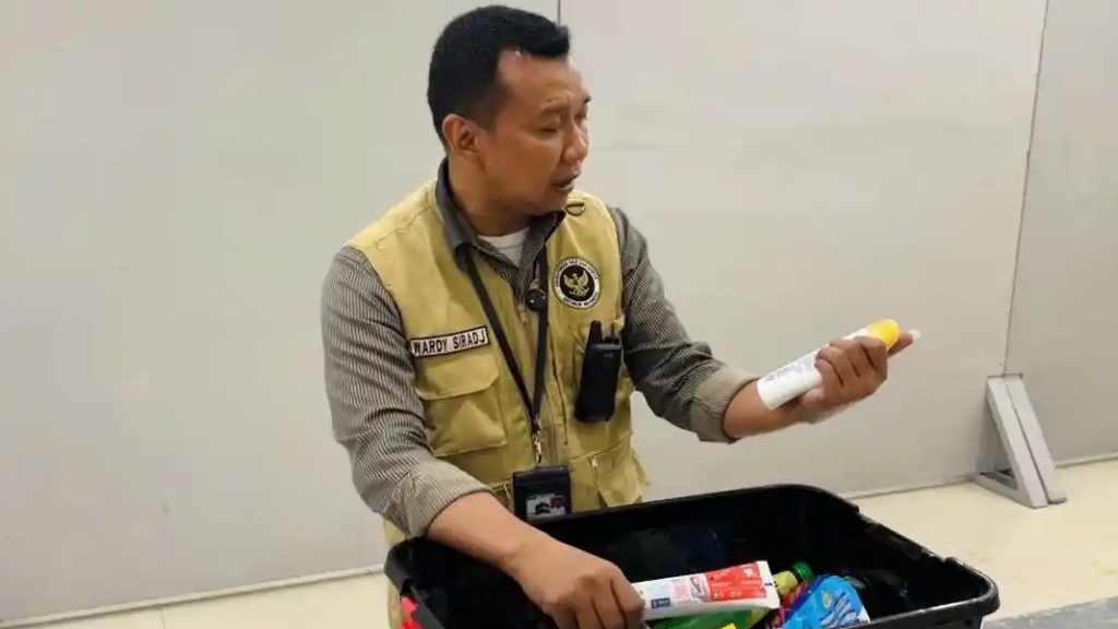 Scissors, Gas Lighters, and Jumbo-Sized Shampoo Confiscated at Makassar Hajj Embarkation Point