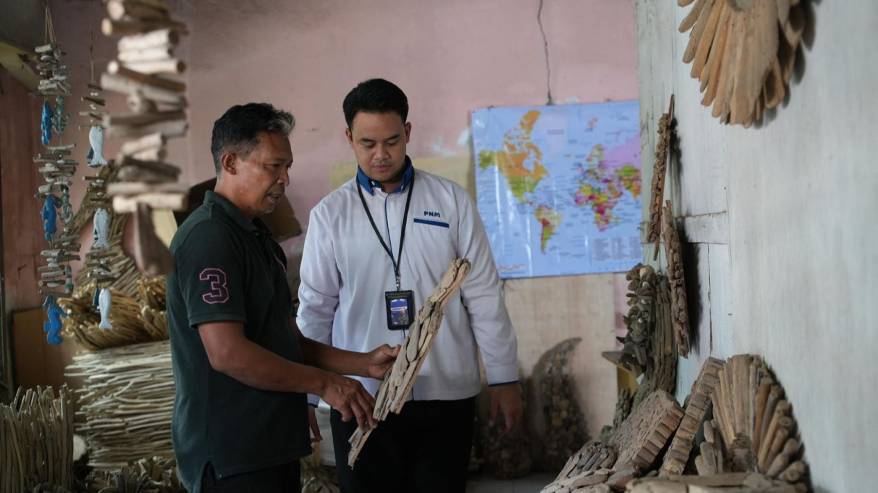 Wayan Transforms Beach Wood Waste into High-Value Export Crafts