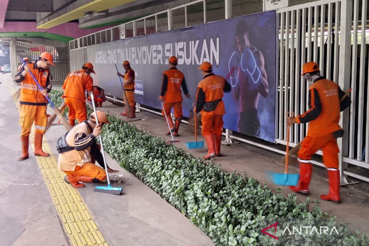 Hundreds of personnel clean under the Pasar Rebo flyover