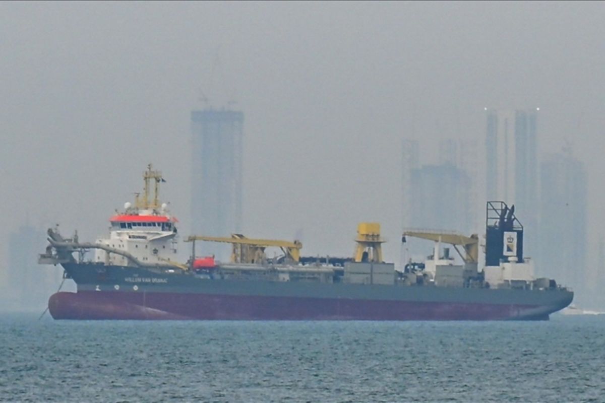 Shipping companies switch to land routes due to Hormuz Strait crisis