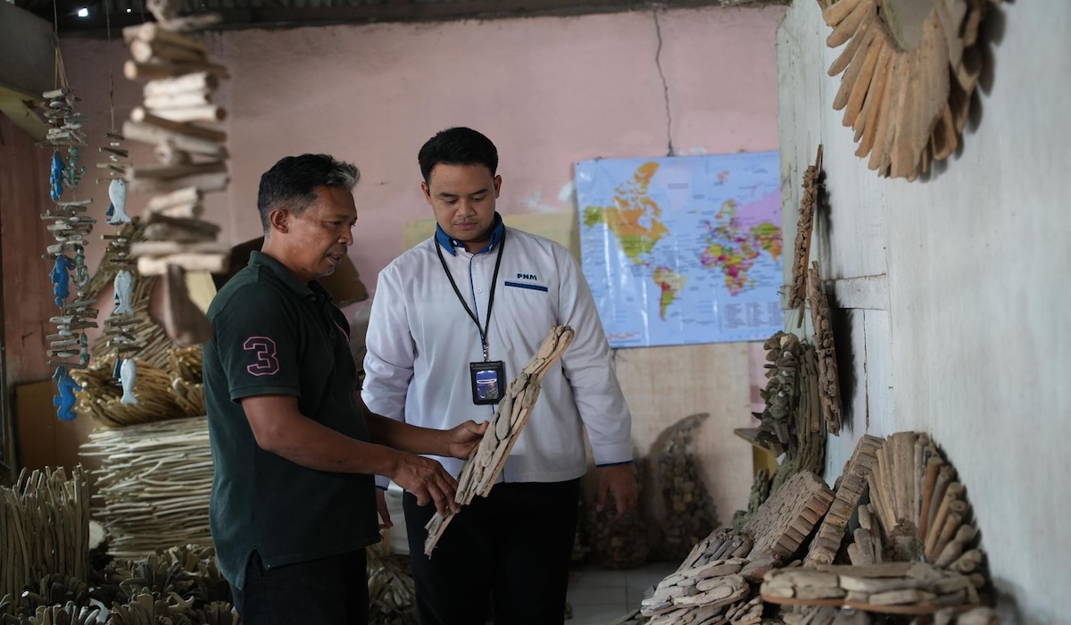 Wood Waste on Bali's Beaches Now a Product for Export