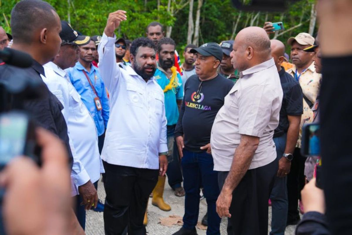 Governor to Expedite Opening of Access Roads to Remote Areas in Papua