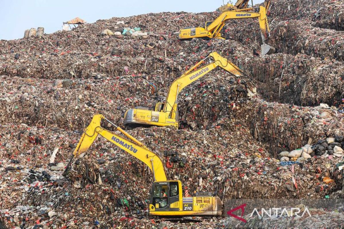Jakarta Provincial Government Needs to Change Waste Management System at Bantar Gebang Integrated Waste Processing Facility