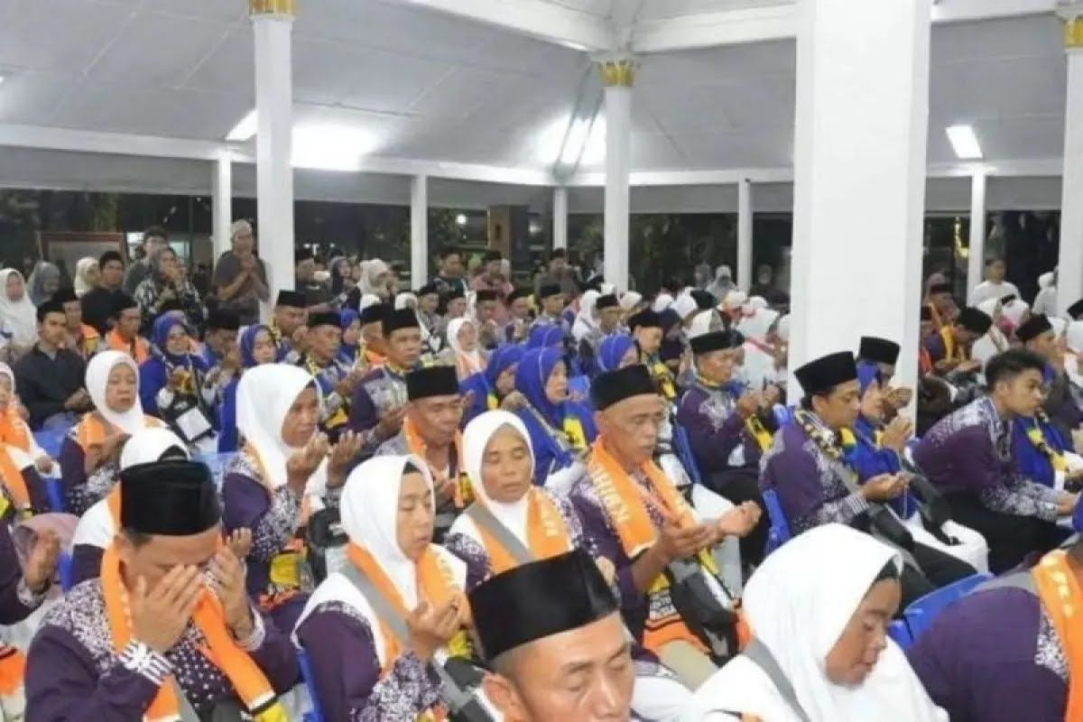 Vice Regent of Lebak Sees Off 365 Prospective Pilgrims