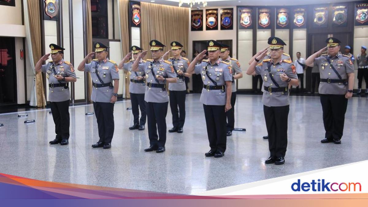 National Police Chief Leads Handover Ceremony for Senior Officers, Commissioner General Panca Putra Appointed Head of the Education and Training Agency