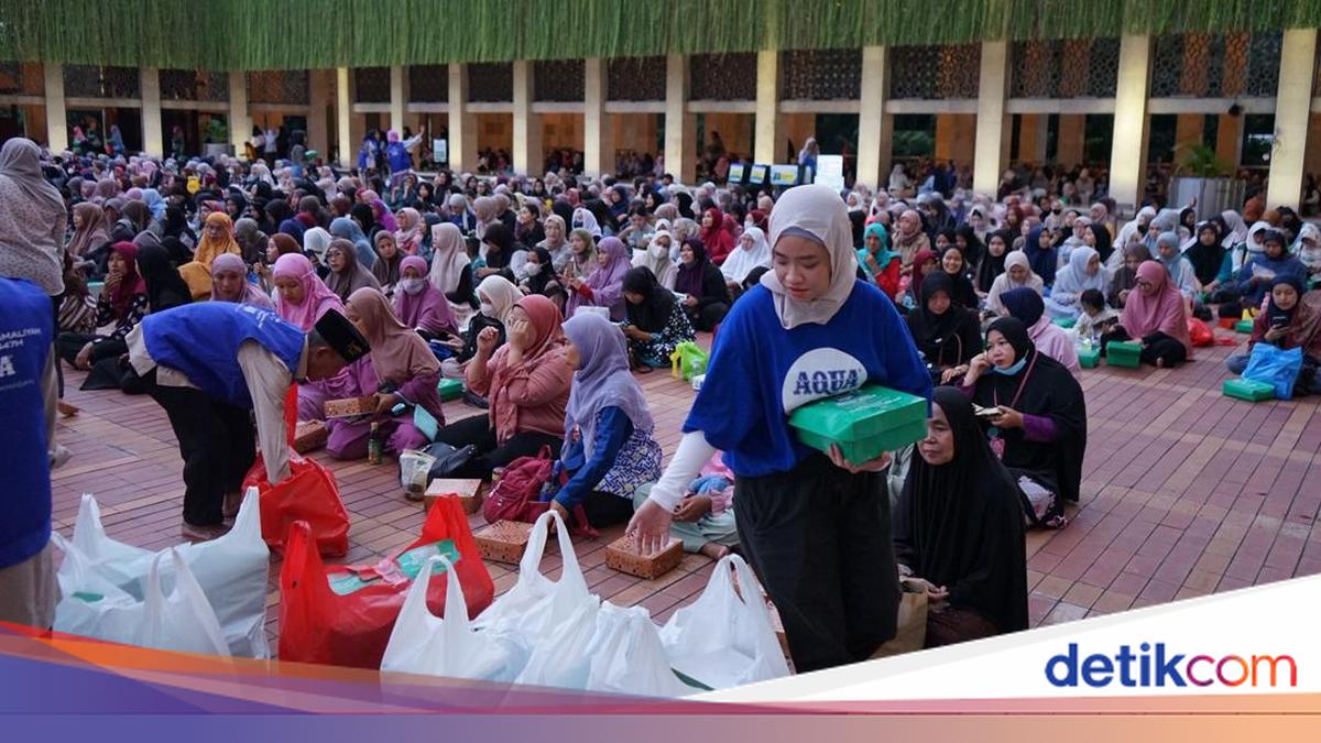 Supporting Community Welfare, AQUA Receives Award from Istiqlal Mosque