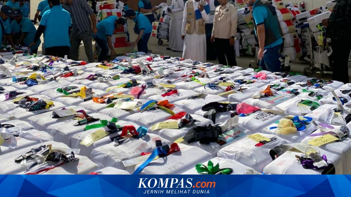 Indonesian Pilgrim's Suitcase Searched in Jeddah, Containing 100 Packs of Cigarettes