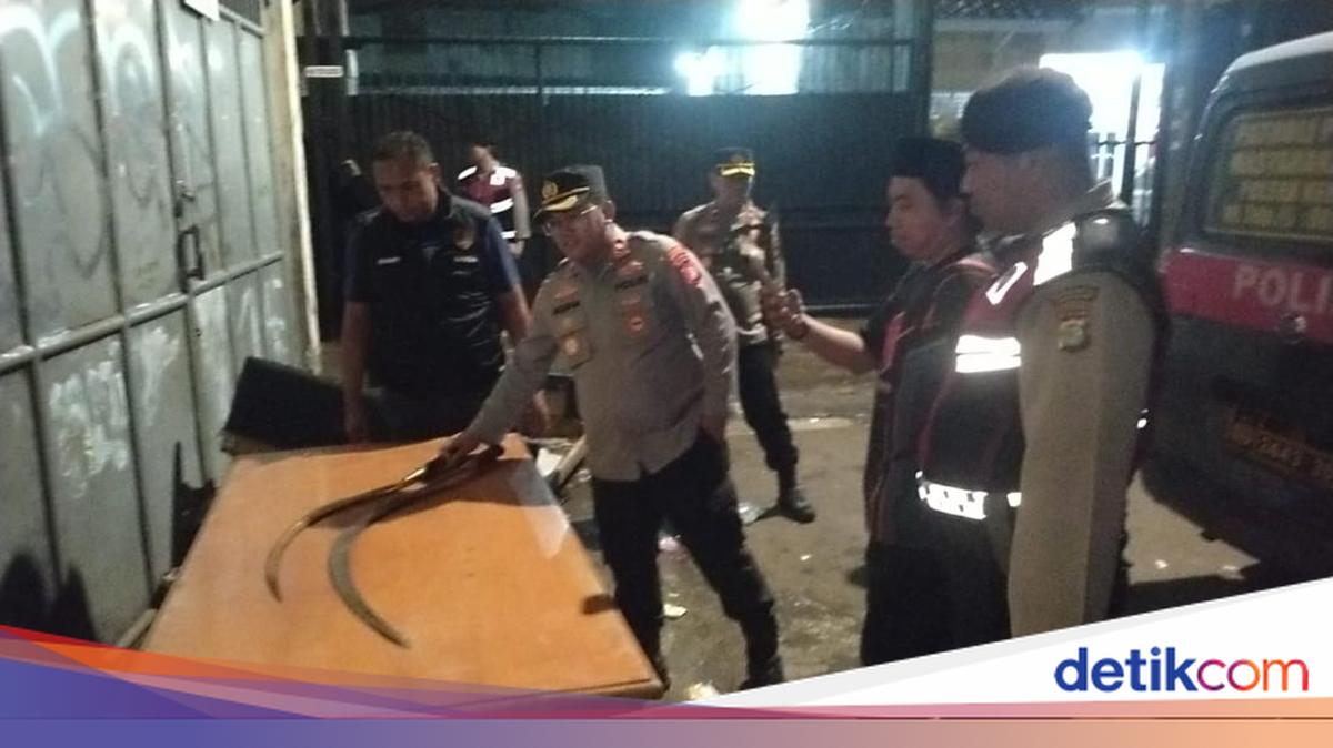 Police Disperse Group of Teenagers Planning a Brawl in West Jakarta, Seizing Weapons and Synthetic Drugs